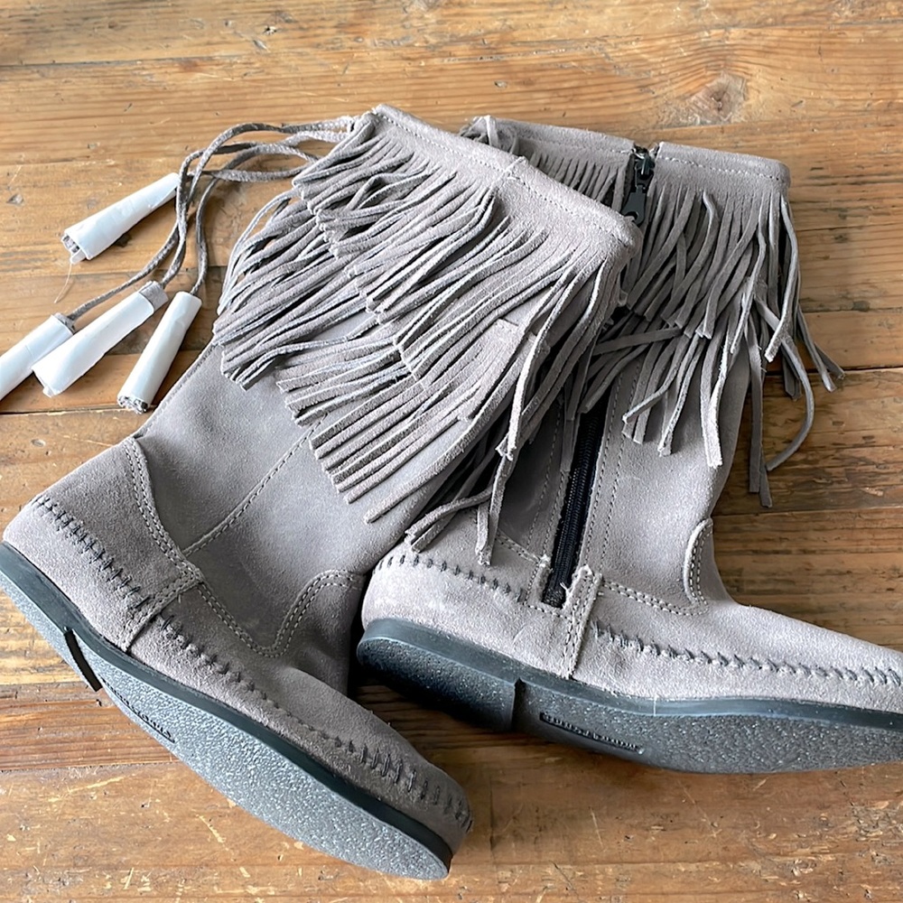 New Minnetonka 2-Layer Fringe Boot 1681T GREY Size 5
